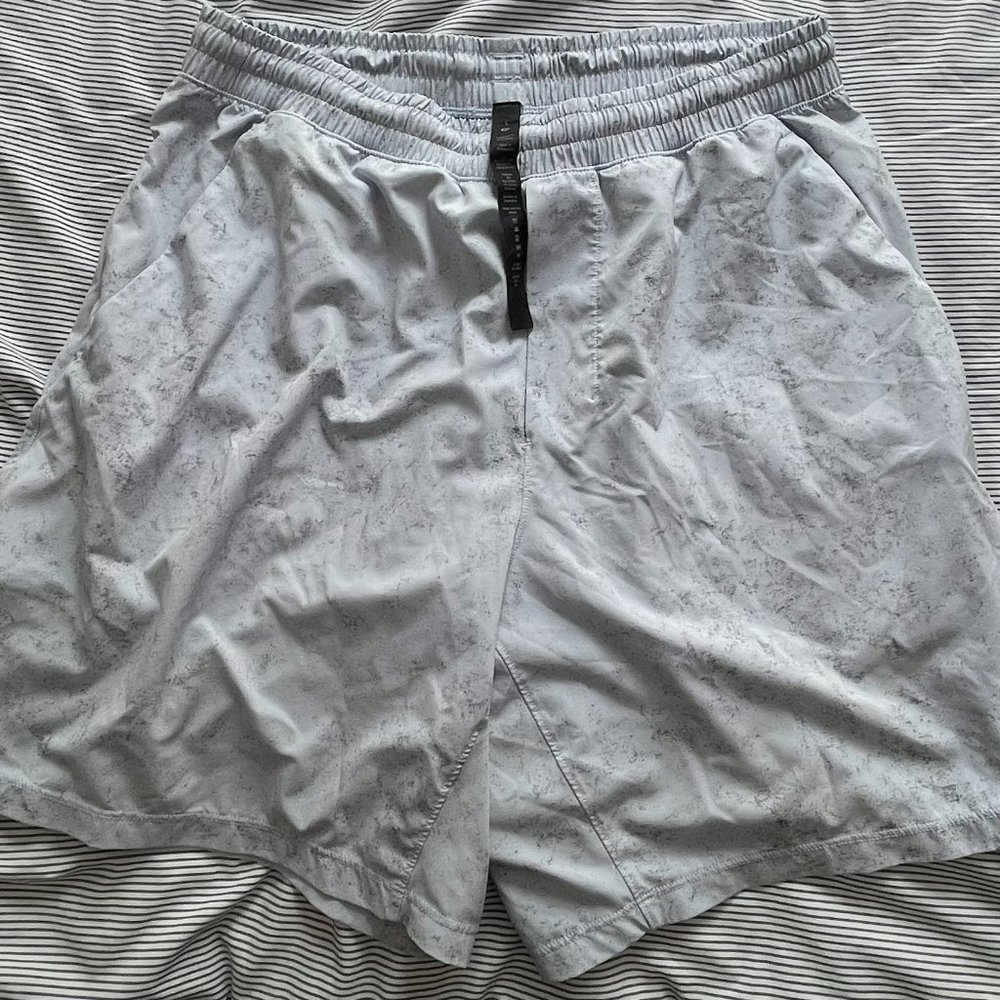 Lululemon Men's Large Shorts Gravel Dust Pastel WORN ONCE